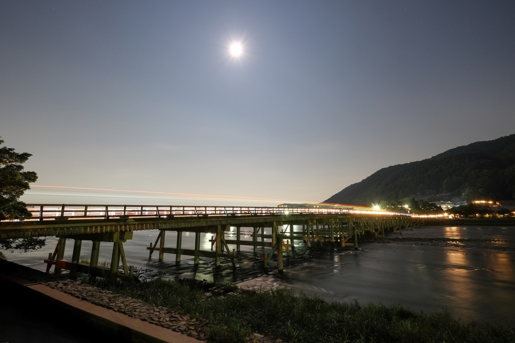 月の渡る橋