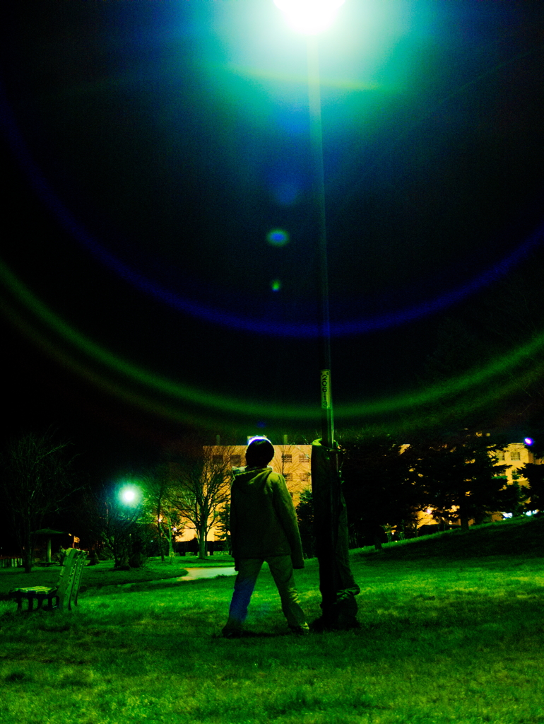 夜の公園、光の環と娘