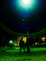 夜の公園、光の環と娘