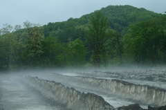 ６月の残雪、雨に打たれて