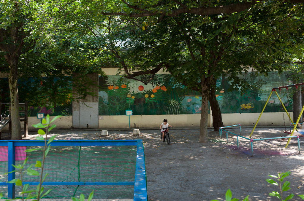 公園で遊ぶ子供