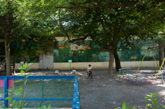 公園で遊ぶ子供