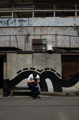 スマートフォンを操作する人