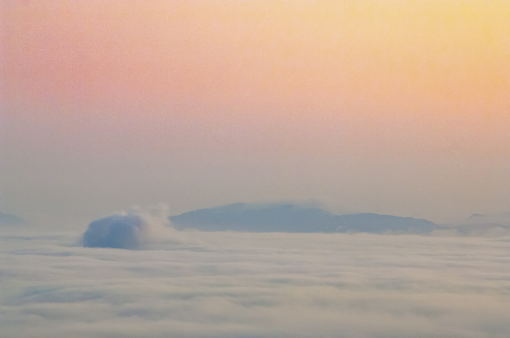雲海に現れた凸
