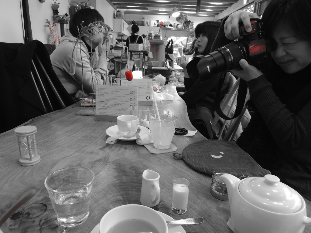 Monochrome+Red+カメラ女子