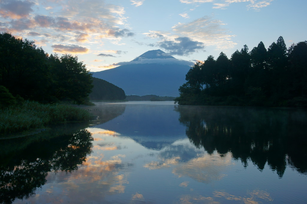 日の出を待つ富士山