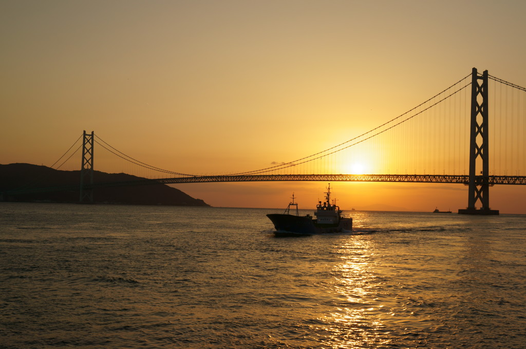 夕焼けと明石海峡大橋