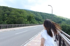 橋でなびく髪