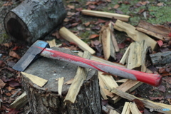 薪割り斧。