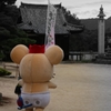 男の背中。
