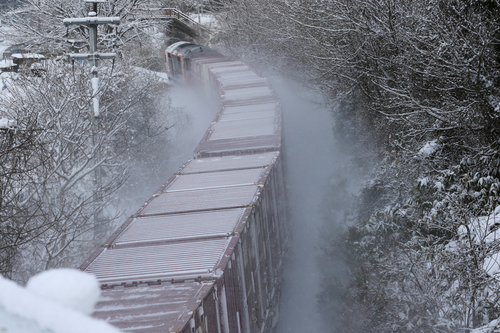 コンテナ車爆走