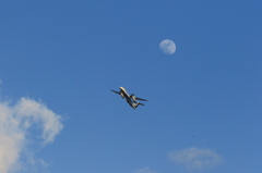 月に飛行機