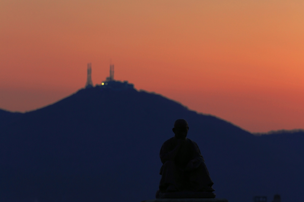 啄木像と染まる函館山