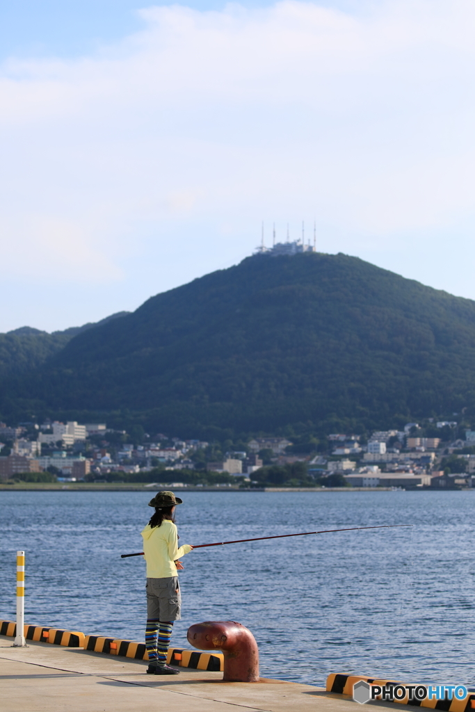 釣り人と函館山
