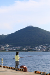 釣り人と函館山