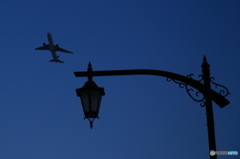飛行機と街灯
