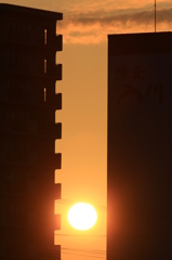 谷間の朝日