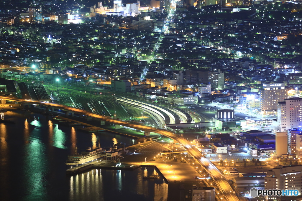 夜の函館駅と摩周丸