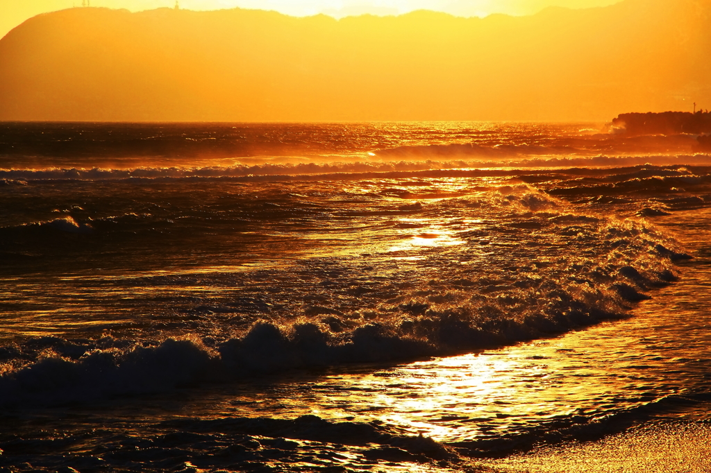夕日に染まる海