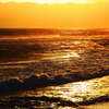 夕日に染まる海