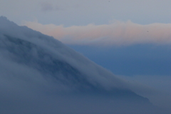 駆け上がる雲