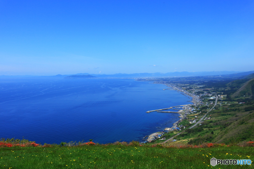 汐首から函館山を望む