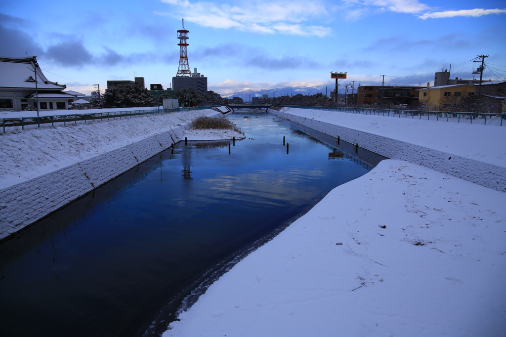 正月の束の間の晴れ亀田川