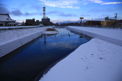 正月の束の間の晴れ亀田川