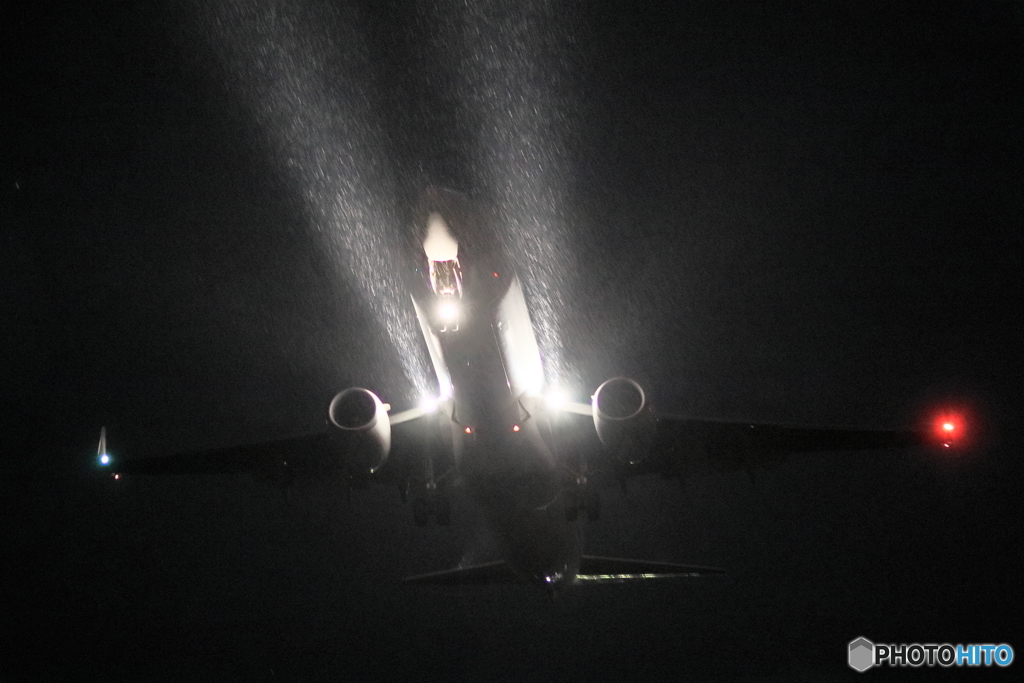 737 at night