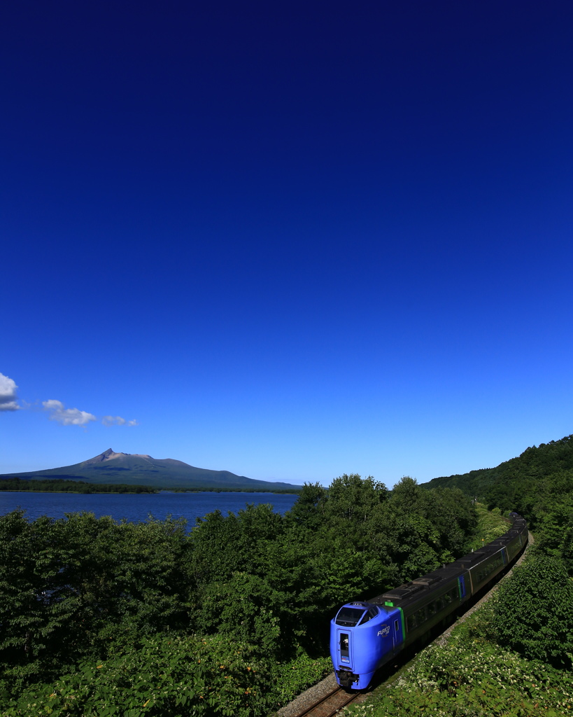 青い空、青い列車と駒ヶ岳