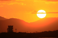 空港と夕日