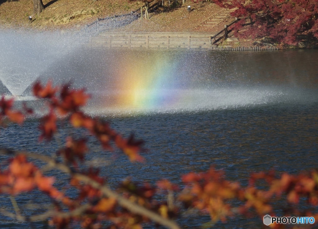 噴水と紅葉　そして、虹