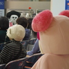 オカザえもんを見つめるピンクい奴