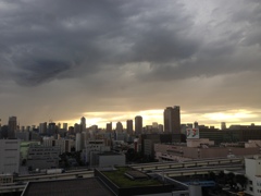 夕立間近の都心