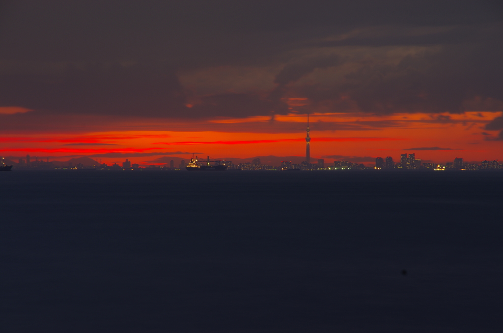 赤く海の上
