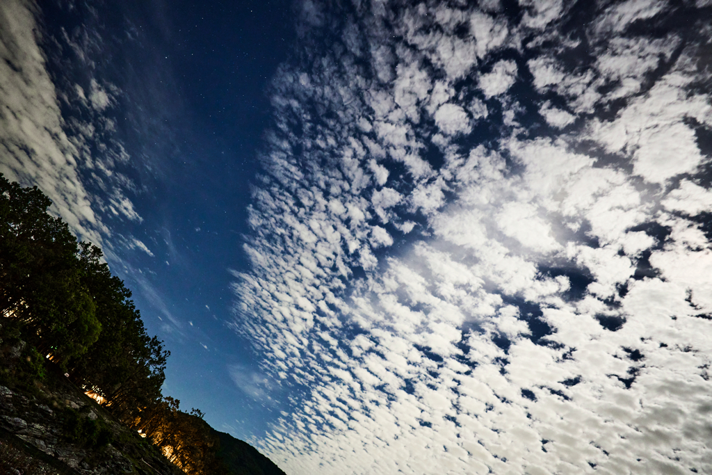 鱗雲、流れる