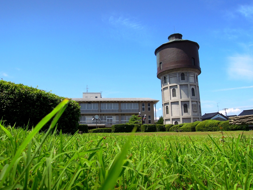 夏と旧配水塔