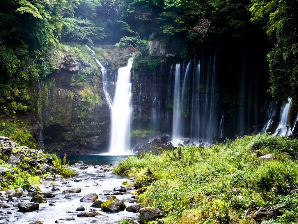 光差し込む白糸滝