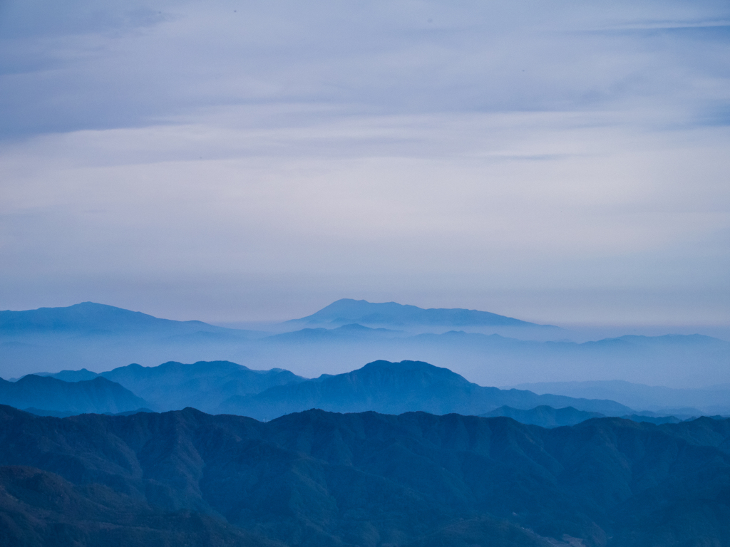 山と雲と山