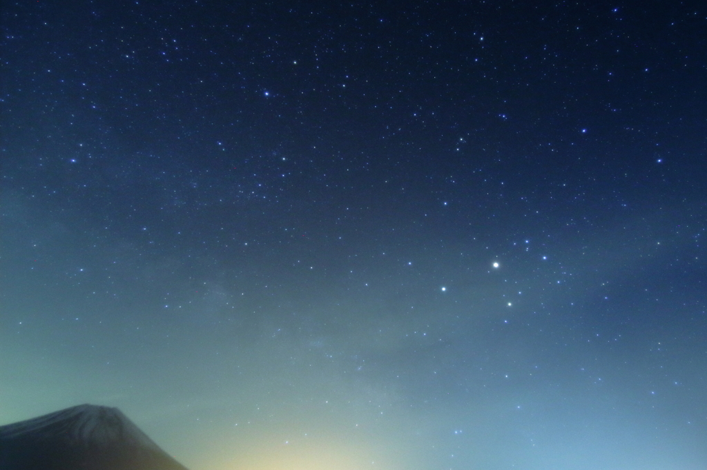 星がメイン。富士山は添えるだけ。