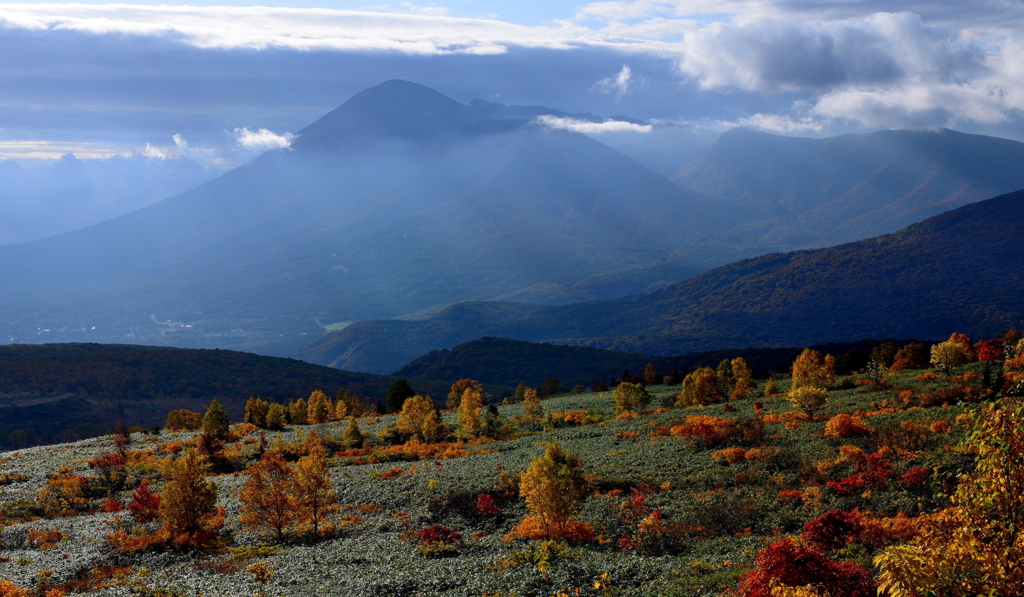 八幡平紅葉と岩手山