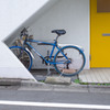 左へ