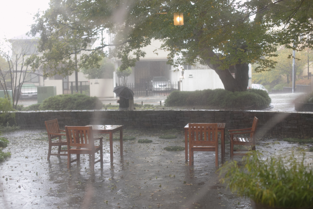 外は雨