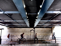 上、線路。