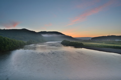 早朝の石狩川