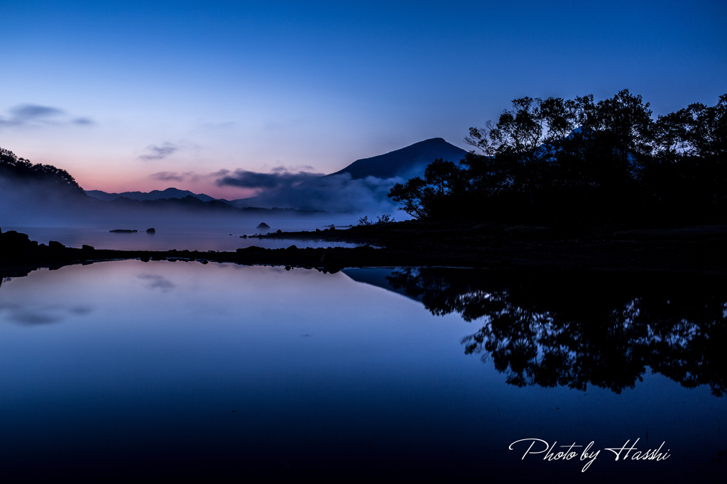 朝靄の湖畔