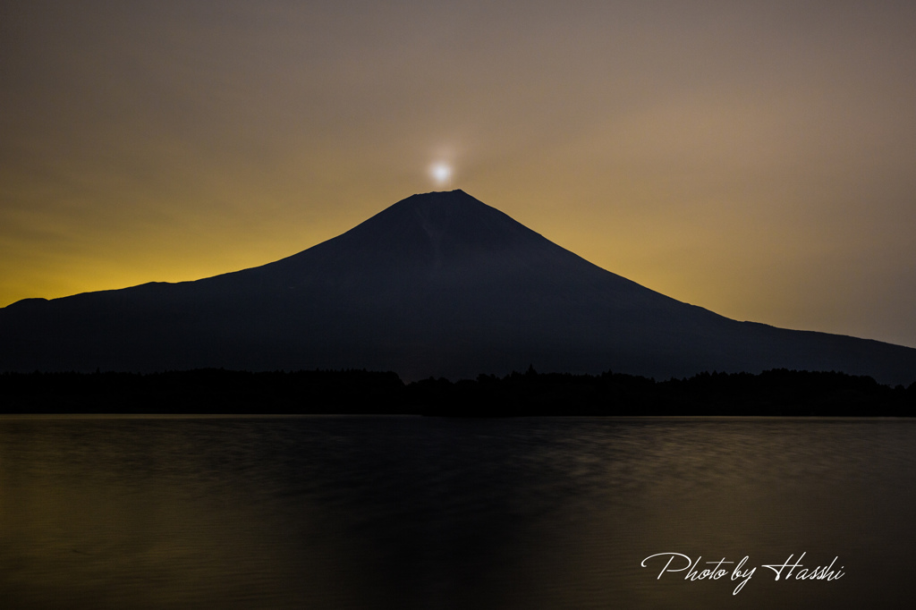 お月さまと富士