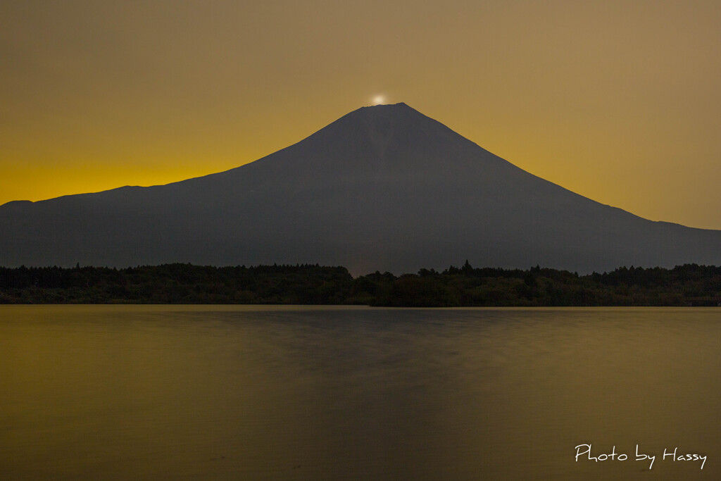 雲に隠れた満月