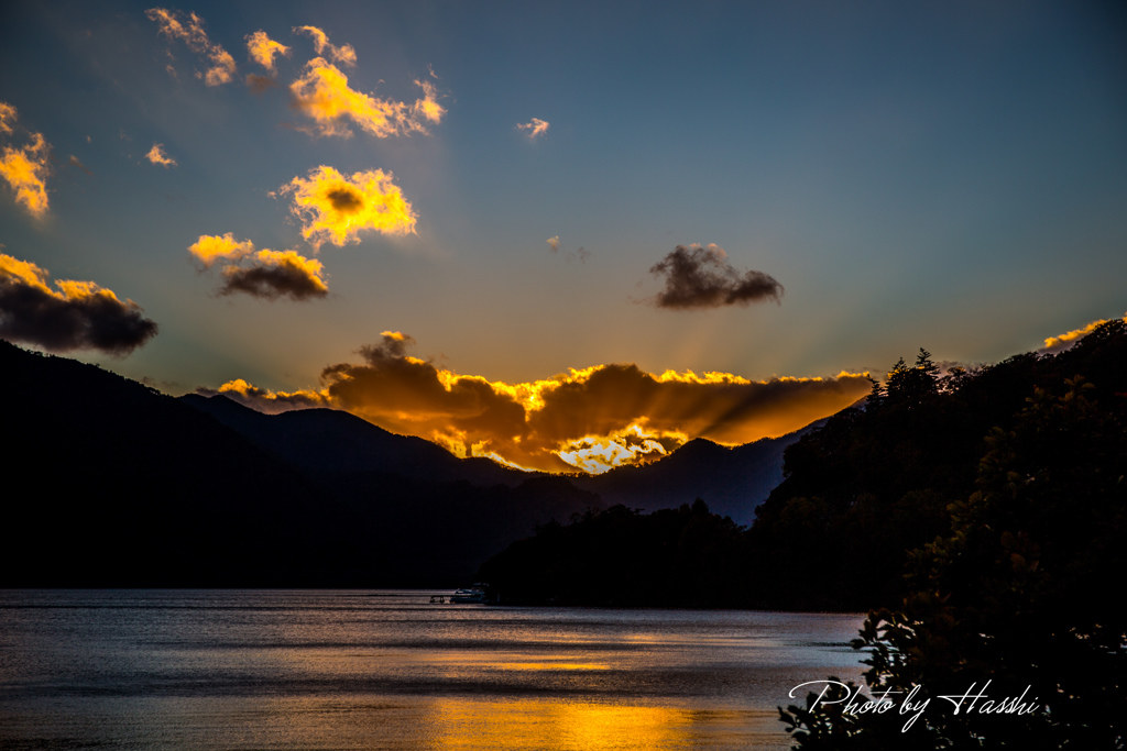 夕暮れの湖畔