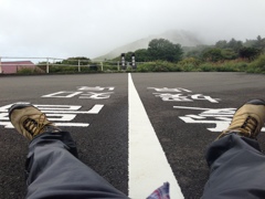 県境をまたぐ男。